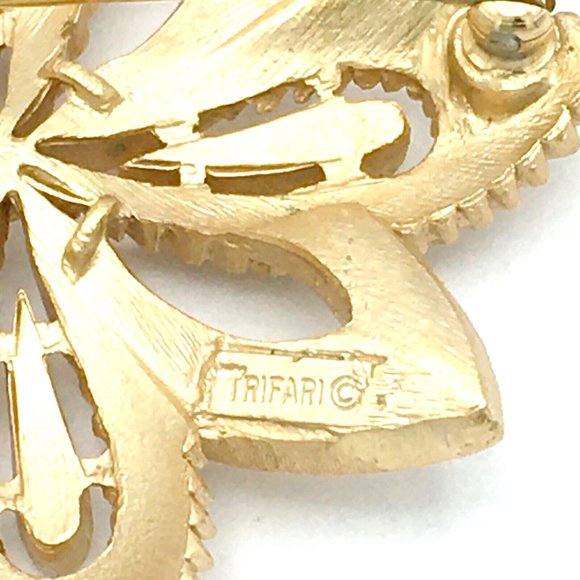 CROWN TRIFARI starburst flower brooch - vintage 1960s brushed gold-plate Mod pin - Picture 8 of 8